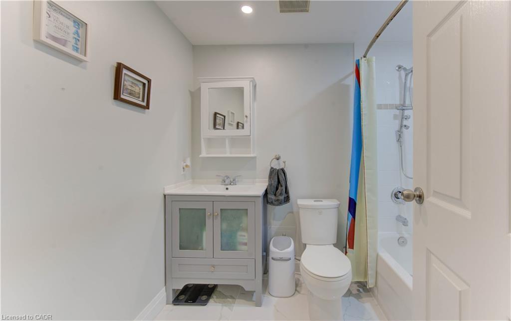 104-30 Bridge Street W, Kitchener, ON - Indoor Photo Showing Bathroom
