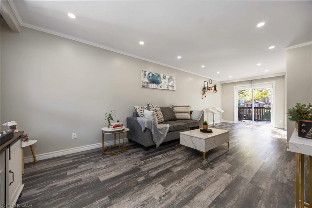 1057 King Street E, Oshawa, ON - Indoor Photo Showing Living Room
