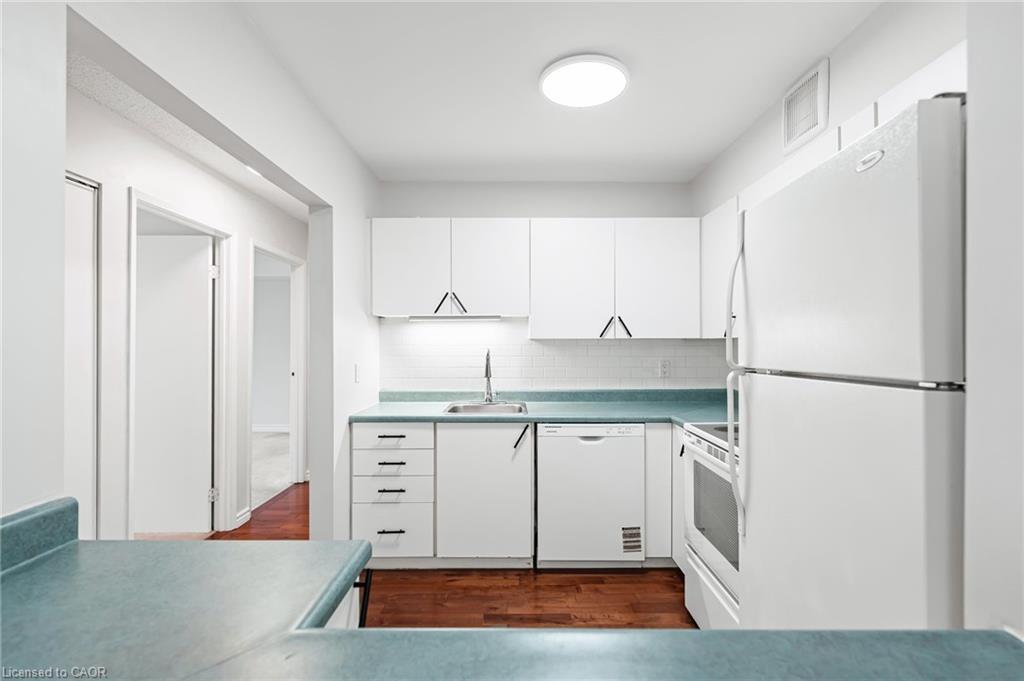 406-15 Hofstetter Avenue, Kitchener, ON - Indoor Photo Showing Kitchen