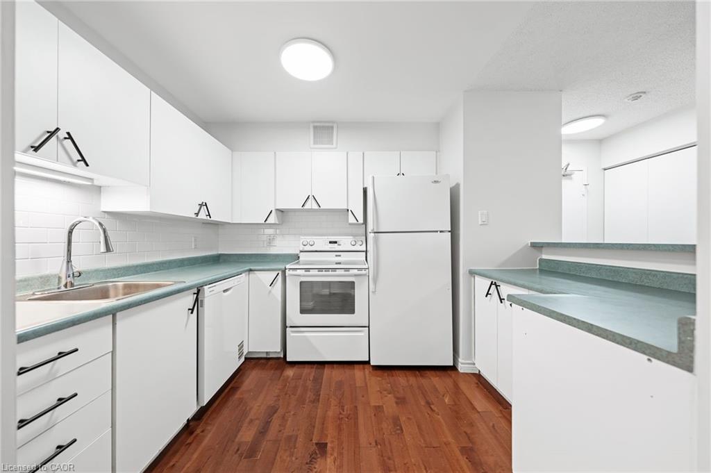 406-15 Hofstetter Avenue, Kitchener, ON - Indoor Photo Showing Kitchen