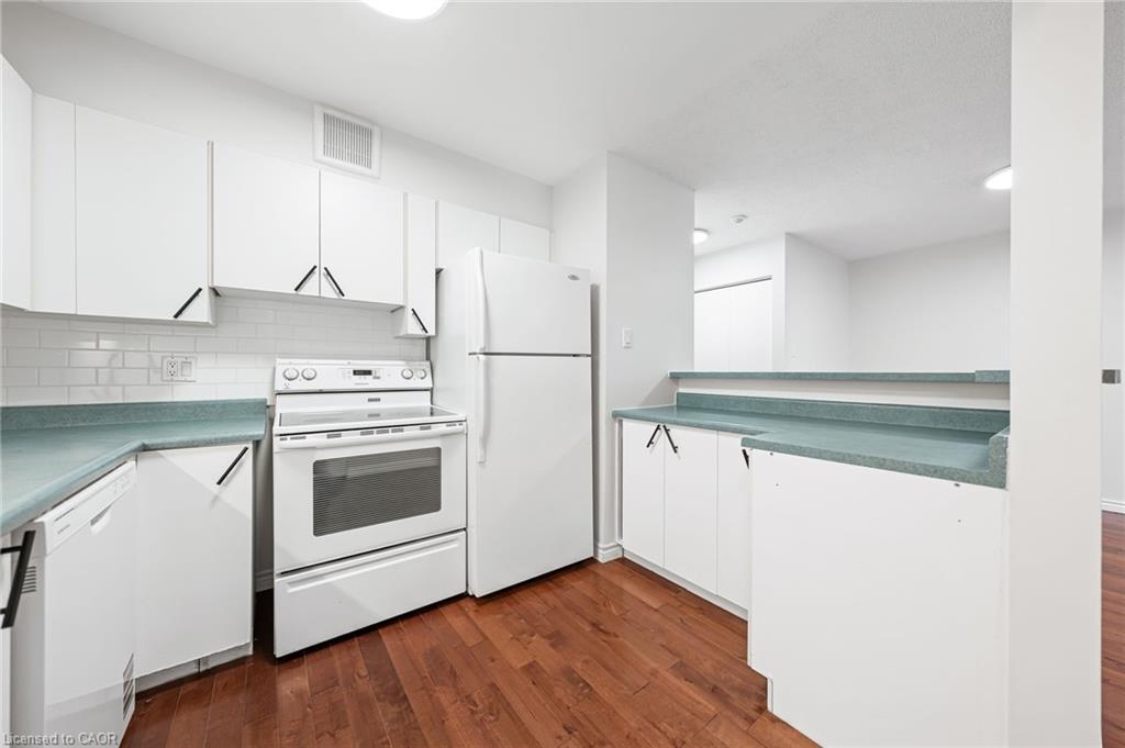 406-15 Hofstetter Avenue, Kitchener, ON - Indoor Photo Showing Kitchen