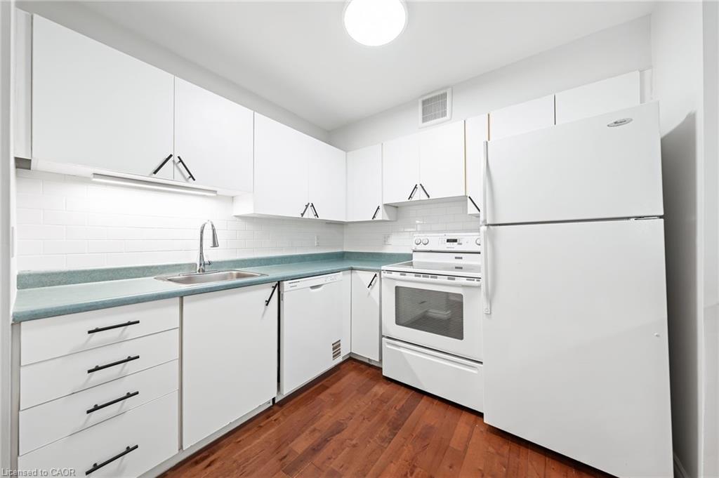 406-15 Hofstetter Avenue, Kitchener, ON - Indoor Photo Showing Kitchen