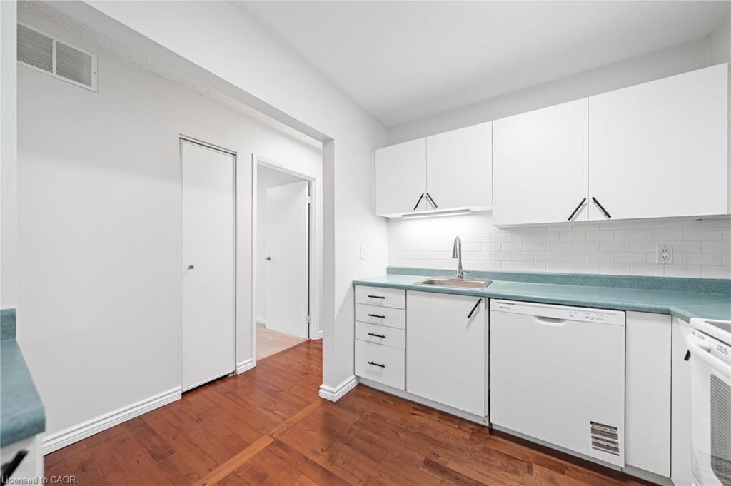406-15 Hofstetter Avenue, Kitchener, ON - Indoor Photo Showing Kitchen
