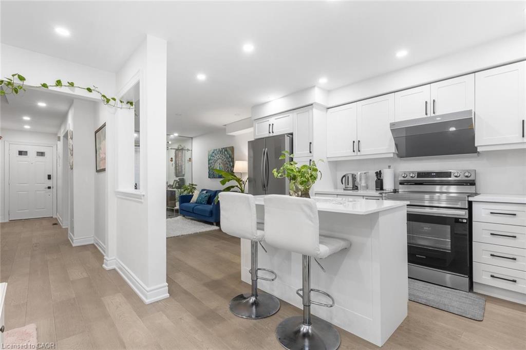1118 Avondale Drive, Oakville, ON - Indoor Photo Showing Kitchen With Upgraded Kitchen