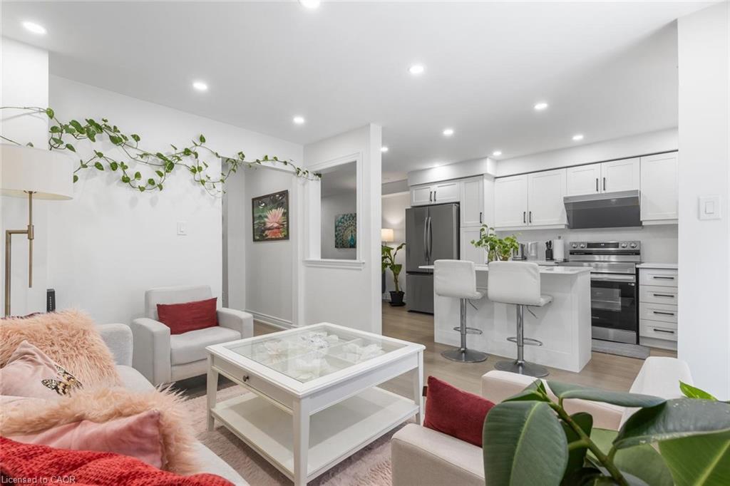 1118 Avondale Drive, Oakville, ON - Indoor Photo Showing Living Room