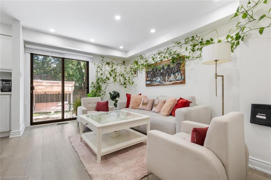 1118 Avondale Drive, Oakville, ON - Indoor Photo Showing Living Room
