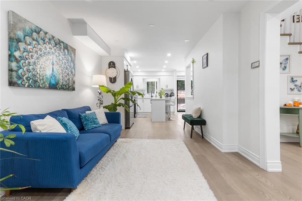 1118 Avondale Drive, Oakville, ON - Indoor Photo Showing Living Room