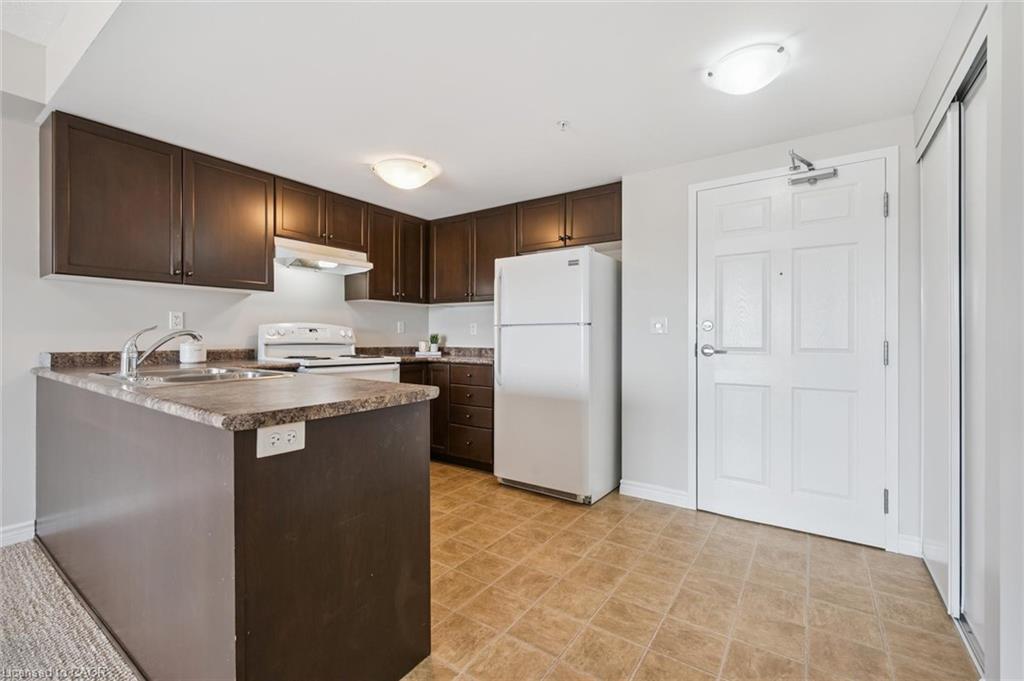 313-60 Lynnmore Street, Guelph, ON - Indoor Photo Showing Kitchen