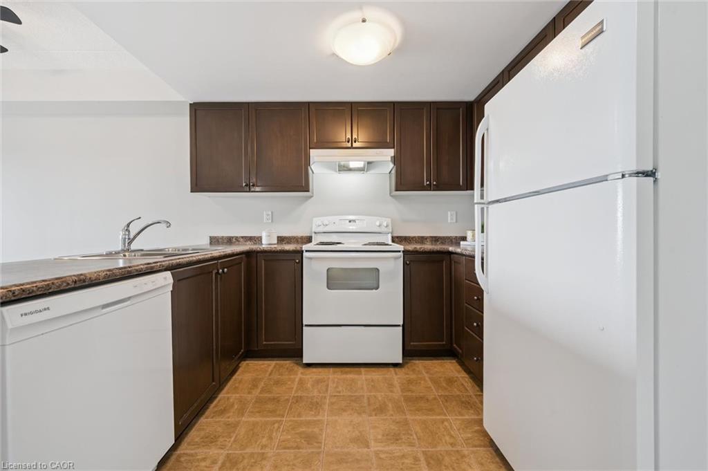313-60 Lynnmore Street, Guelph, ON - Indoor Photo Showing Kitchen With Double Sink