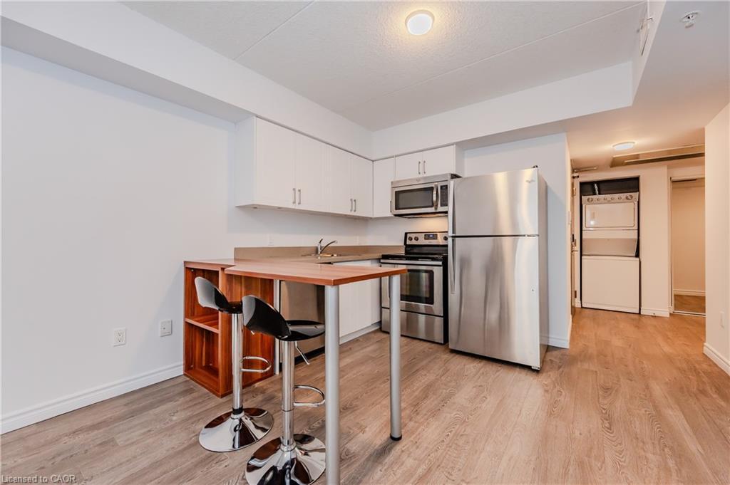 207-321 Spruce Street S, Waterloo, ON - Indoor Photo Showing Kitchen
