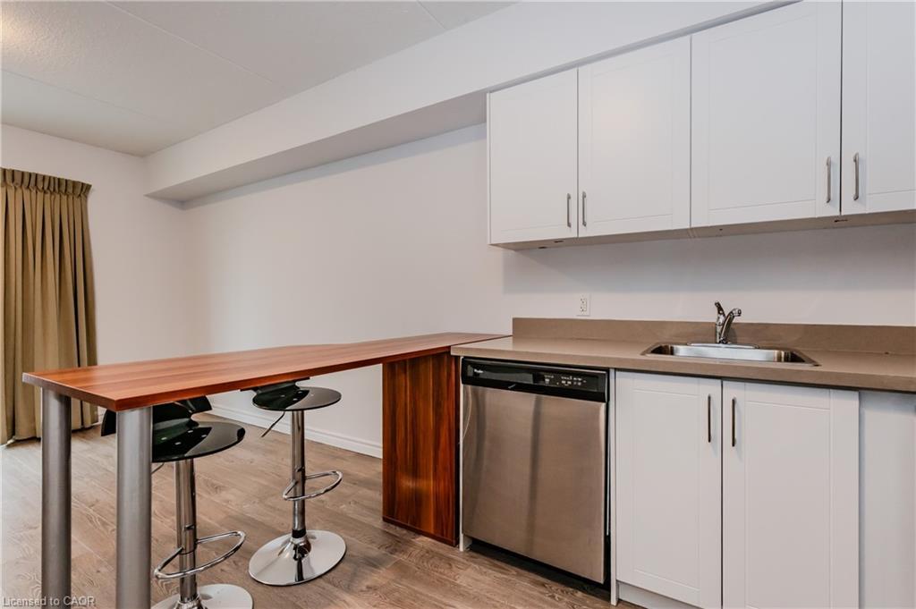 207-321 Spruce Street S, Waterloo, ON - Indoor Photo Showing Kitchen