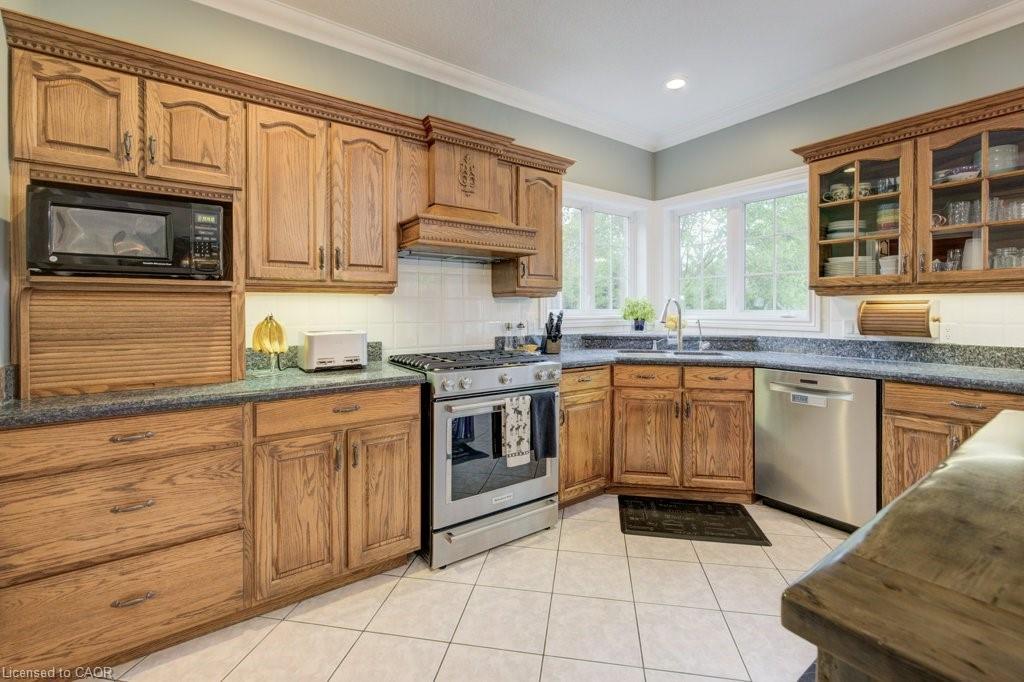 1525 Dickie Settlement Road, Cambridge, ON - Indoor Photo Showing Kitchen