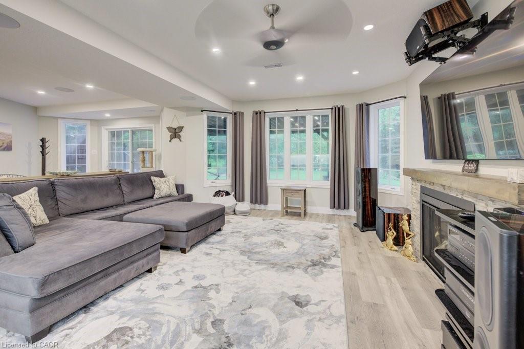 1525 Dickie Settlement Road, Cambridge, ON - Indoor Photo Showing Living Room