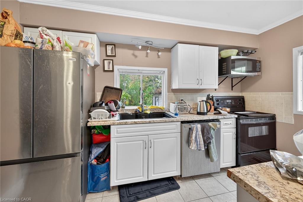 230 Broadway Avenue, Hamilton, ON - Indoor Photo Showing Kitchen