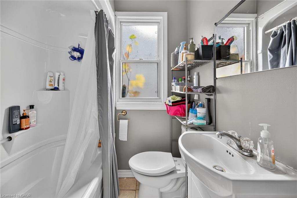 230 Broadway Avenue, Hamilton, ON - Indoor Photo Showing Bathroom