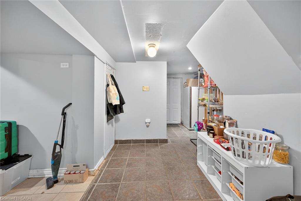 230 Broadway Avenue, Hamilton, ON - Indoor Photo Showing Other Room