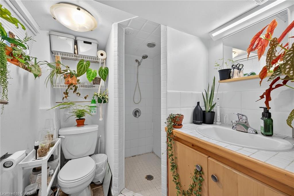 230 Broadway Avenue, Hamilton, ON - Indoor Photo Showing Bathroom