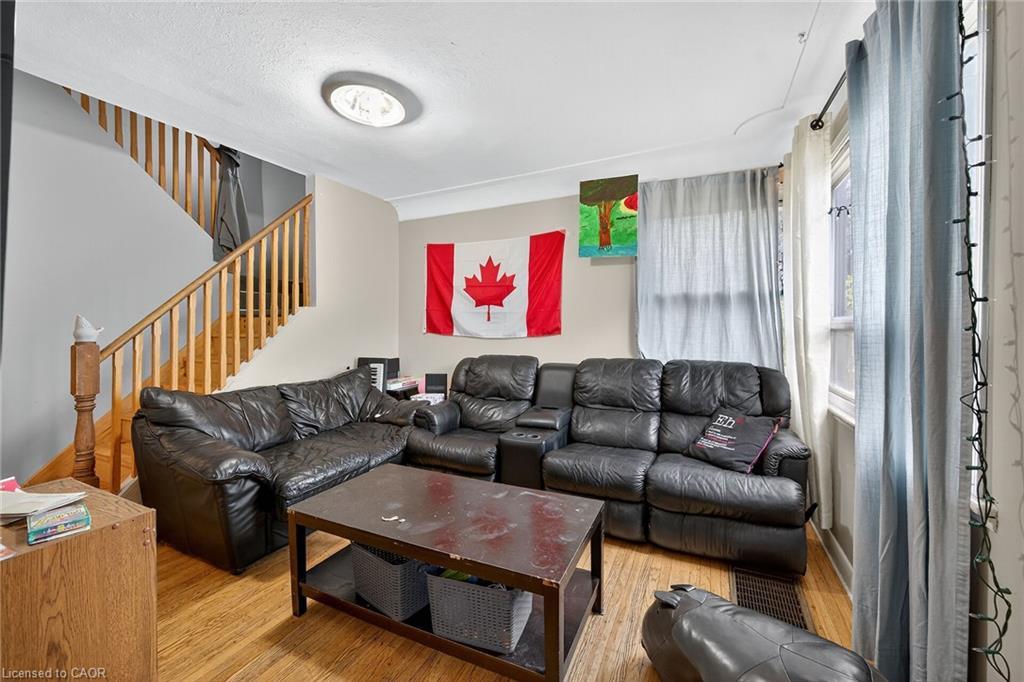 230 Broadway Avenue, Hamilton, ON - Indoor Photo Showing Living Room