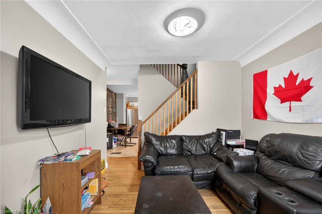 230 Broadway Avenue, Hamilton, ON - Indoor Photo Showing Living Room