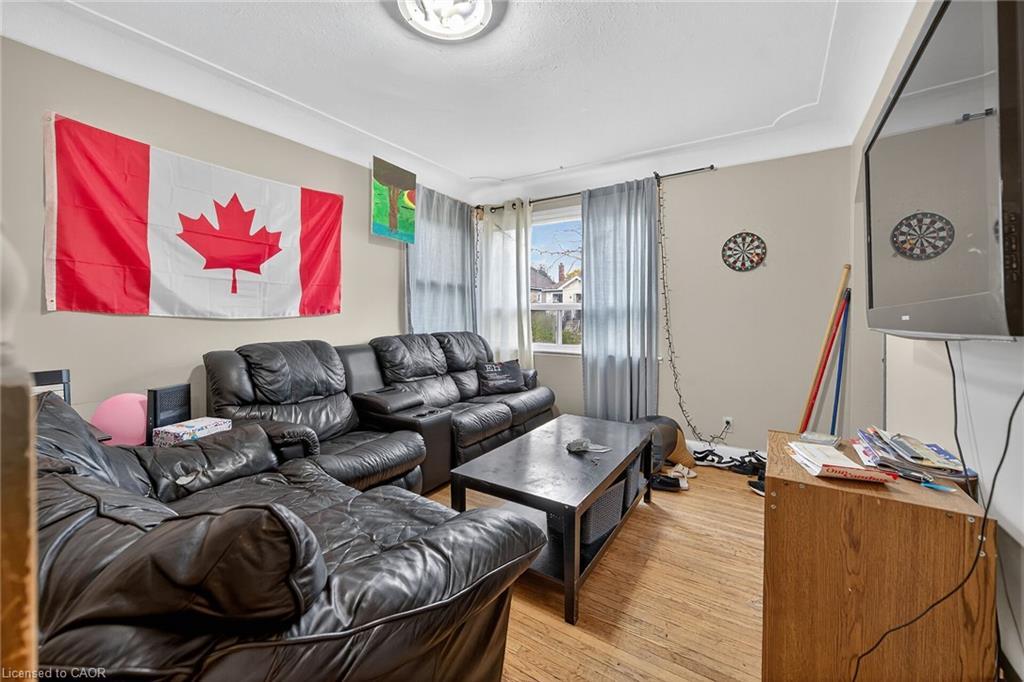 230 Broadway Avenue, Hamilton, ON - Indoor Photo Showing Living Room