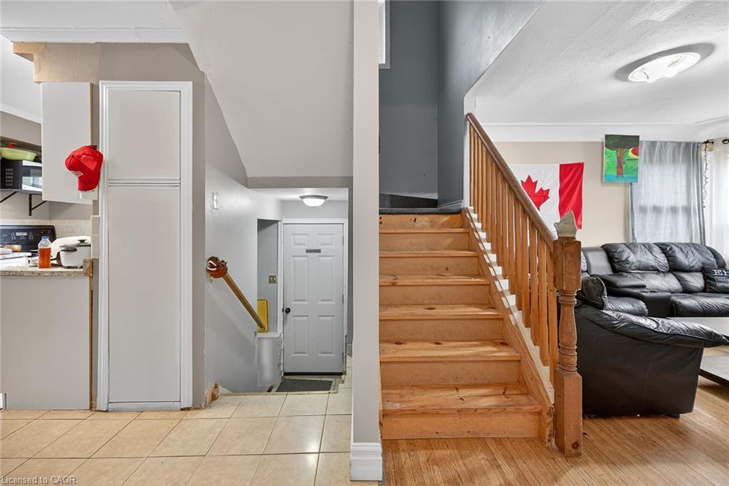 230 Broadway Avenue, Hamilton, ON - Indoor Photo Showing Other Room