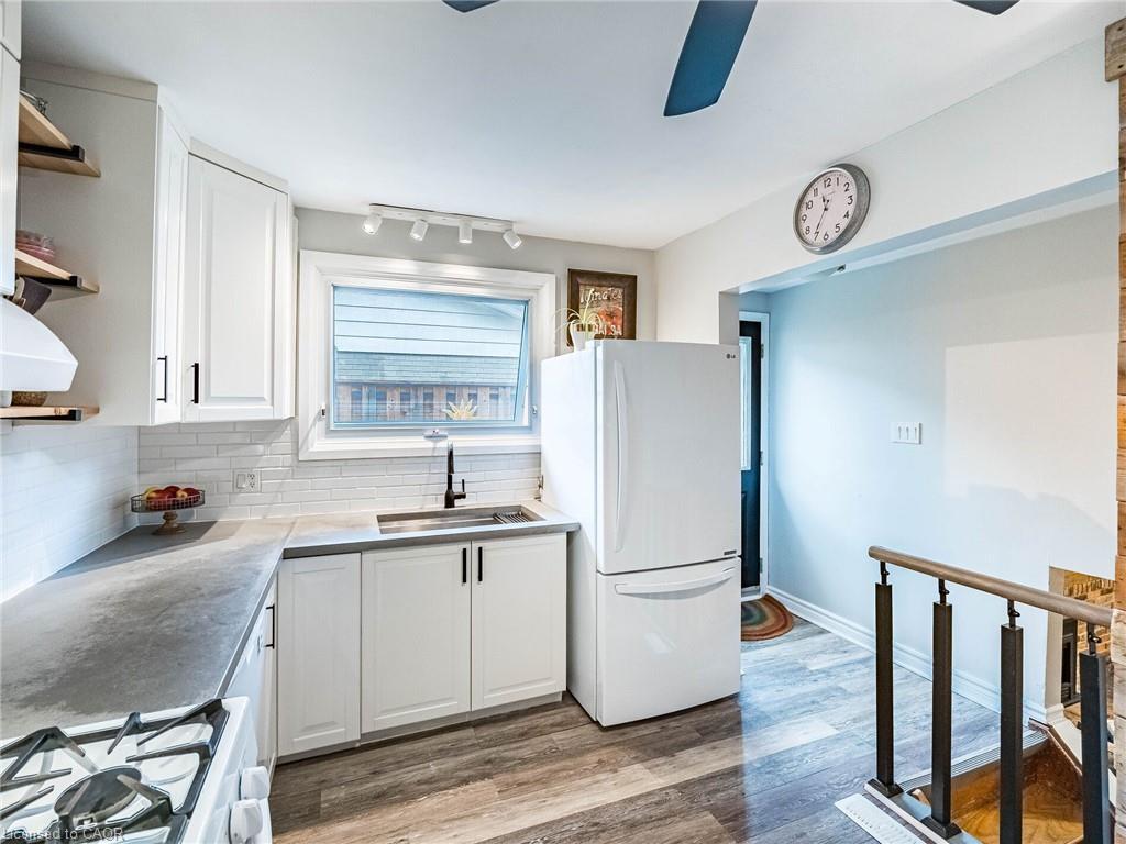 637 Artreva Crescent, Burlington, ON - Indoor Photo Showing Kitchen