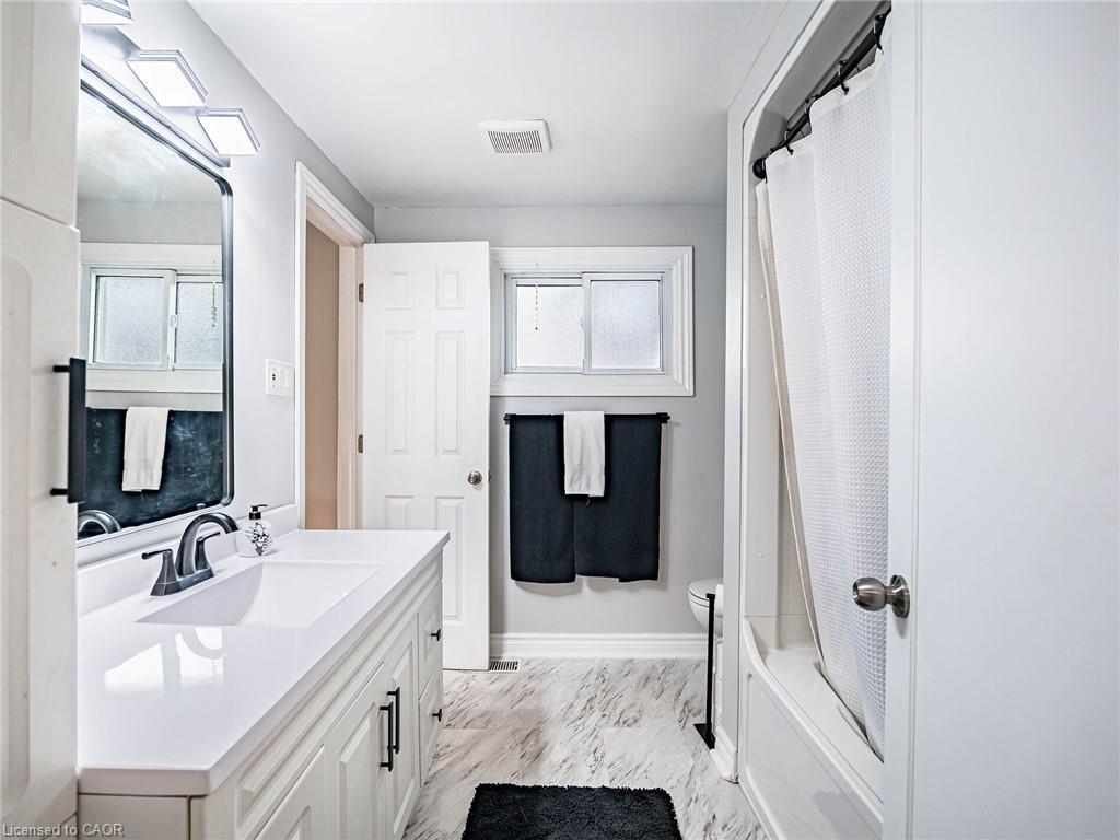 637 Artreva Crescent, Burlington, ON - Indoor Photo Showing Bathroom