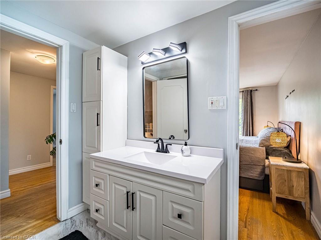 637 Artreva Crescent, Burlington, ON - Indoor Photo Showing Bathroom