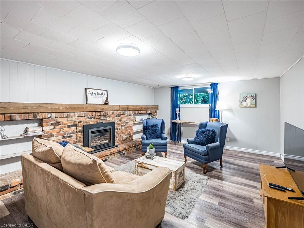 637 Artreva Crescent, Burlington, ON - Indoor Photo Showing Living Room With Fireplace