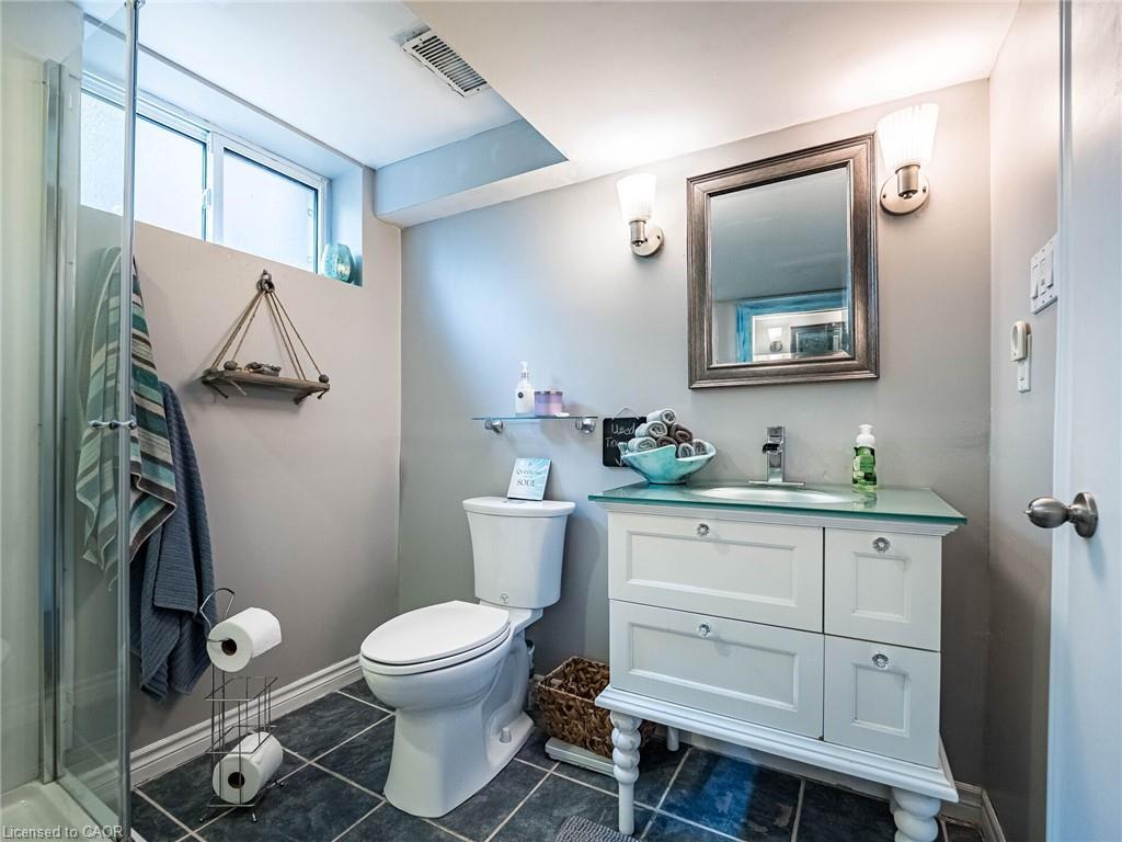 637 Artreva Crescent, Burlington, ON - Indoor Photo Showing Bathroom