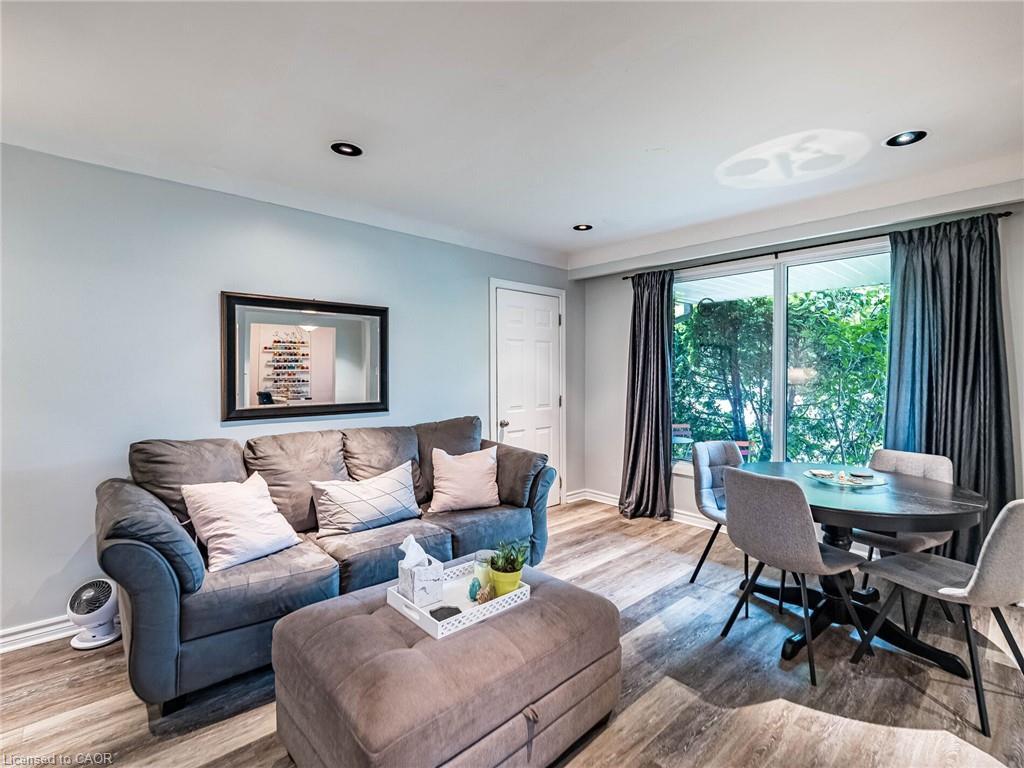 637 Artreva Crescent, Burlington, ON - Indoor Photo Showing Living Room