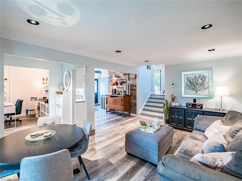 637 Artreva Crescent, Burlington, ON - Indoor Photo Showing Living Room