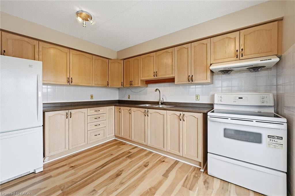 303-870 Upper Wentworth Street, Hamilton, ON - Indoor Photo Showing Kitchen