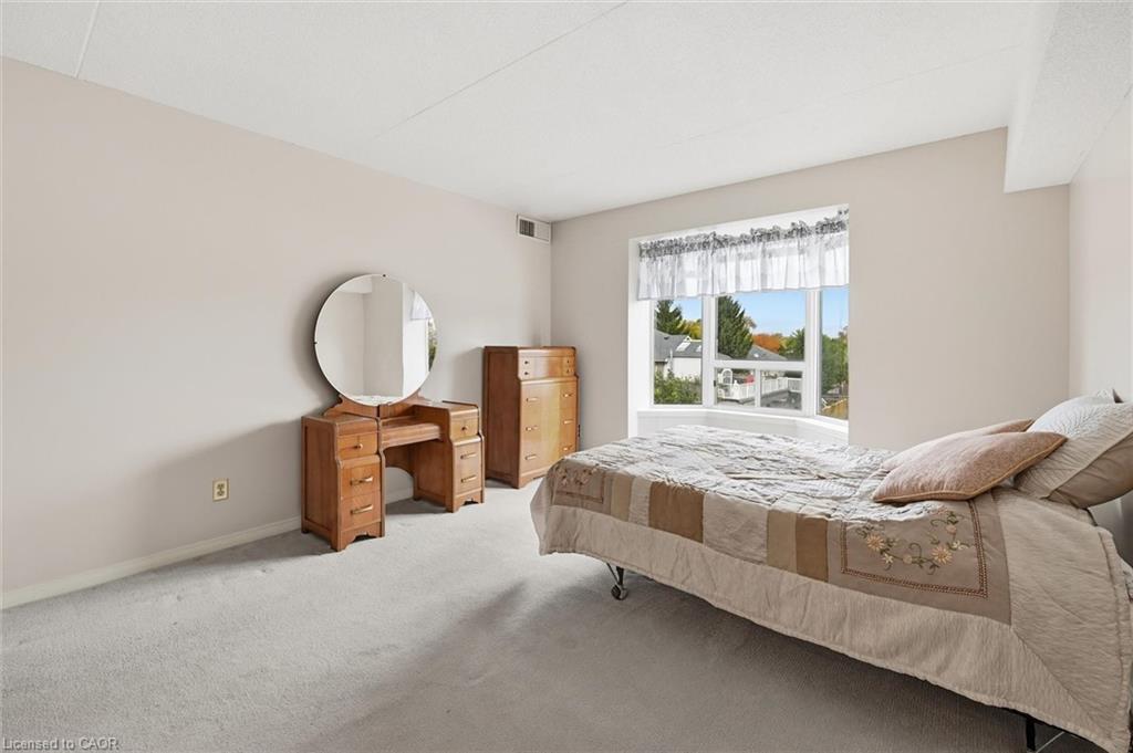 303-870 Upper Wentworth Street, Hamilton, ON - Indoor Photo Showing Bedroom