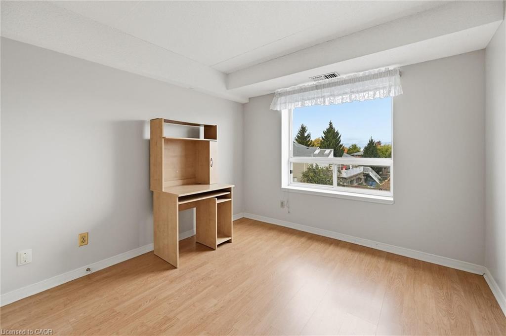 303-870 Upper Wentworth Street, Hamilton, ON - Indoor Photo Showing Other Room