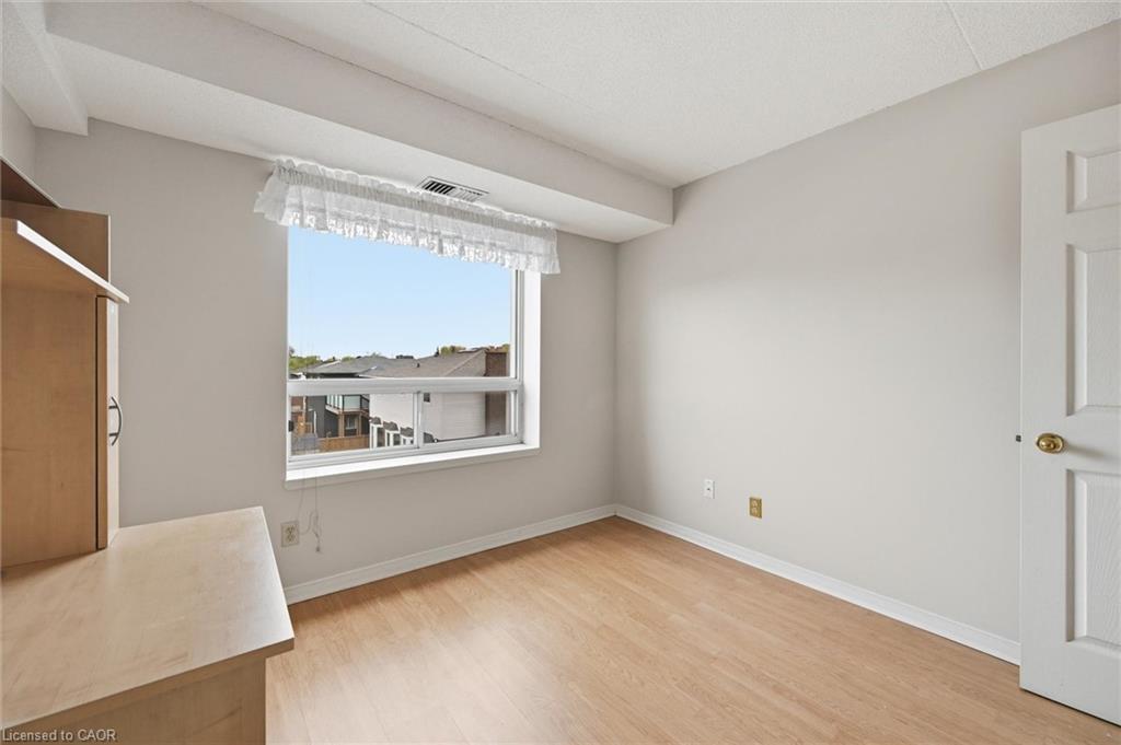 303-870 Upper Wentworth Street, Hamilton, ON - Indoor Photo Showing Other Room
