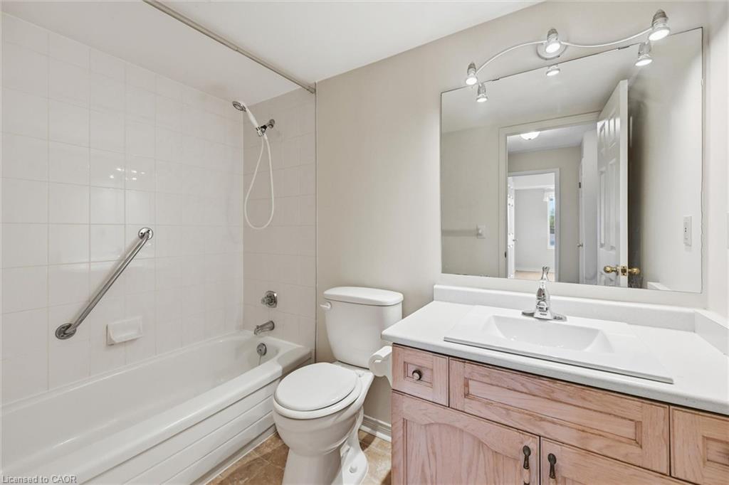303-870 Upper Wentworth Street, Hamilton, ON - Indoor Photo Showing Bathroom