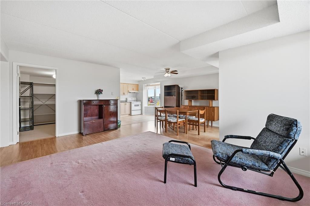 303-870 Upper Wentworth Street, Hamilton, ON - Indoor Photo Showing Living Room