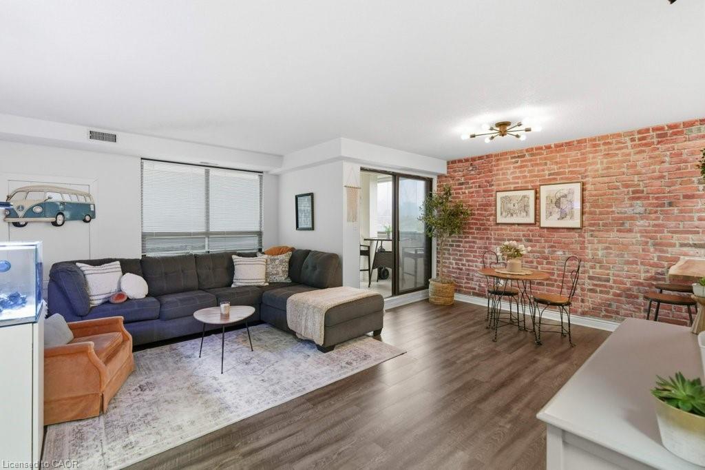 701-432 Main Street E, Hamilton, ON - Indoor Photo Showing Living Room