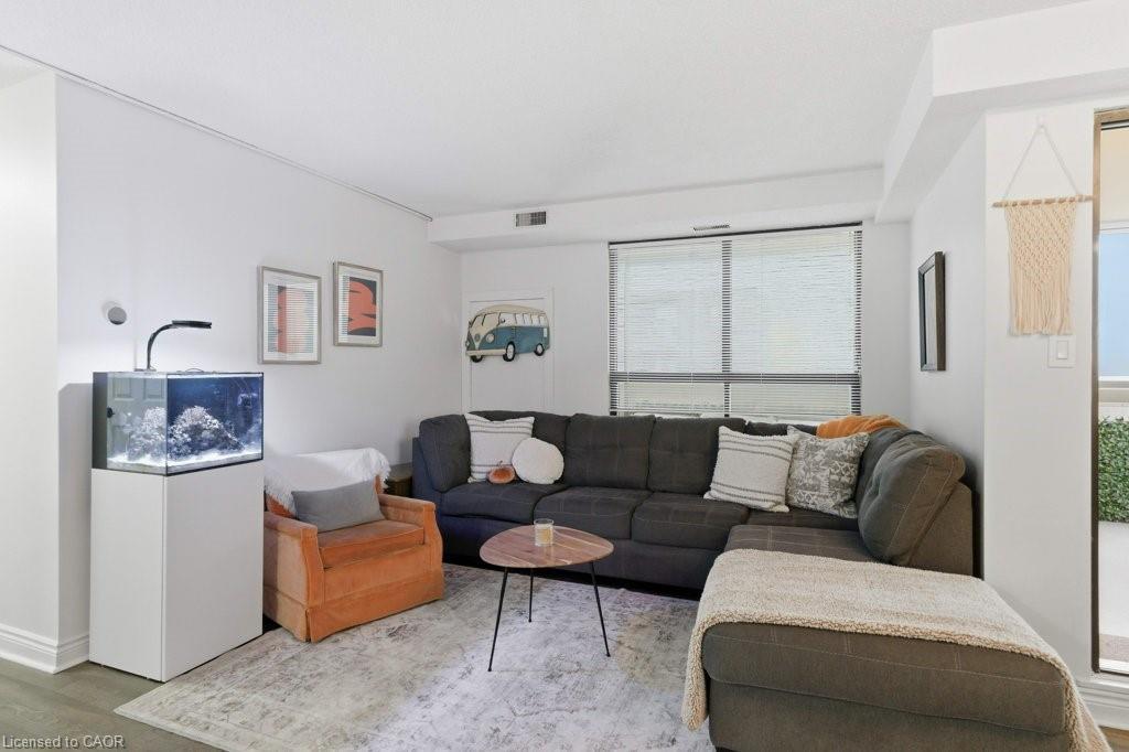 701-432 Main Street E, Hamilton, ON - Indoor Photo Showing Living Room