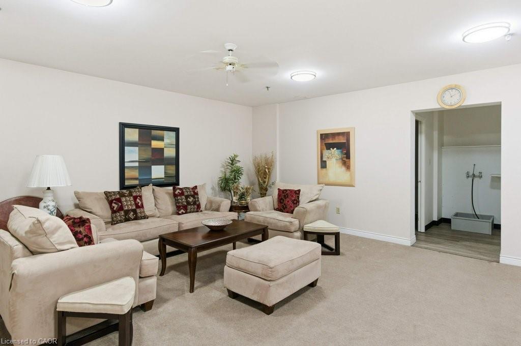 701-432 Main Street E, Hamilton, ON - Indoor Photo Showing Living Room