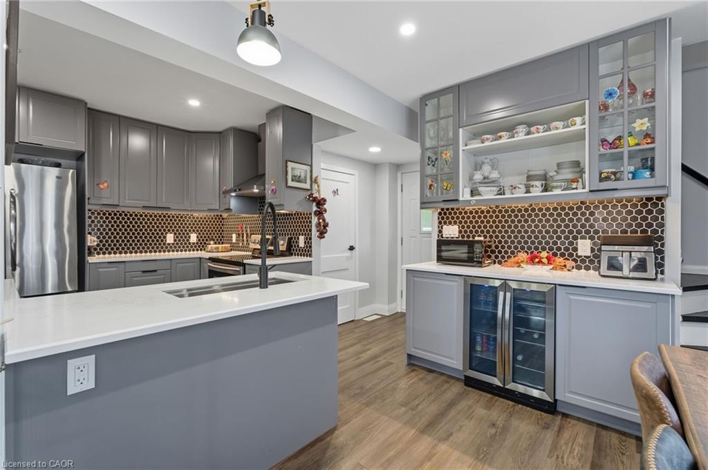 4 Manning Street, St. Catharines, ON - Indoor Photo Showing Kitchen With Double Sink With Upgraded Kitchen