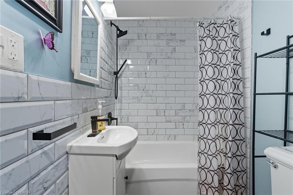 4 Manning Street, St. Catharines, ON - Indoor Photo Showing Bathroom