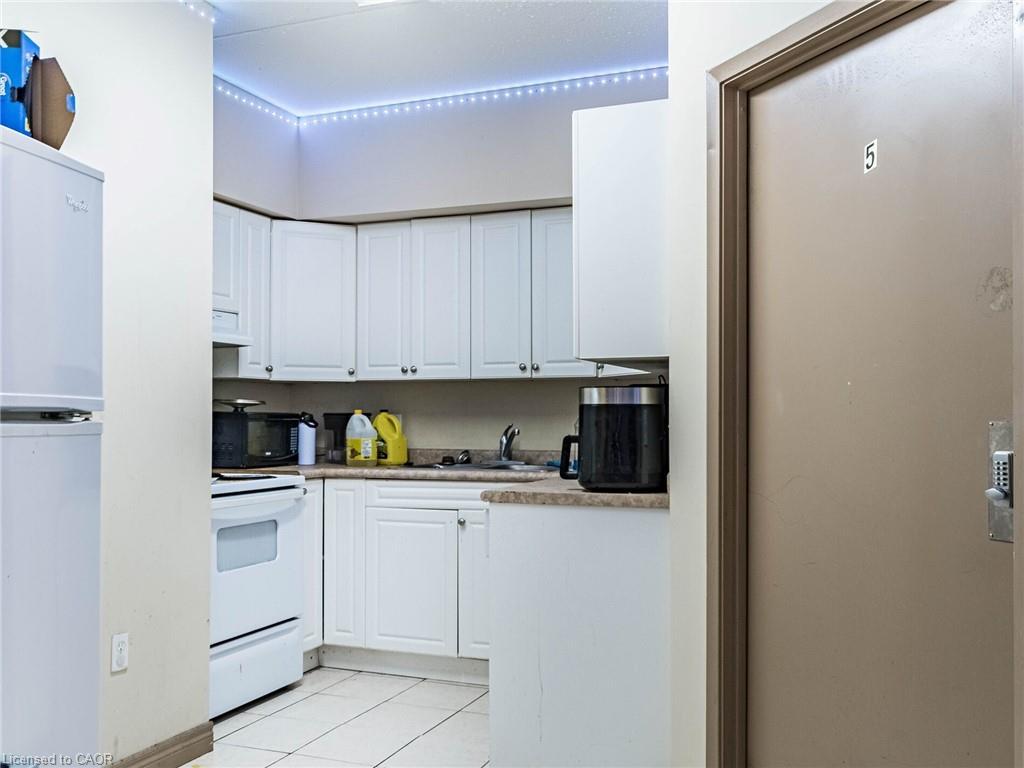 203-251 Lester Street, Waterloo, ON - Indoor Photo Showing Kitchen