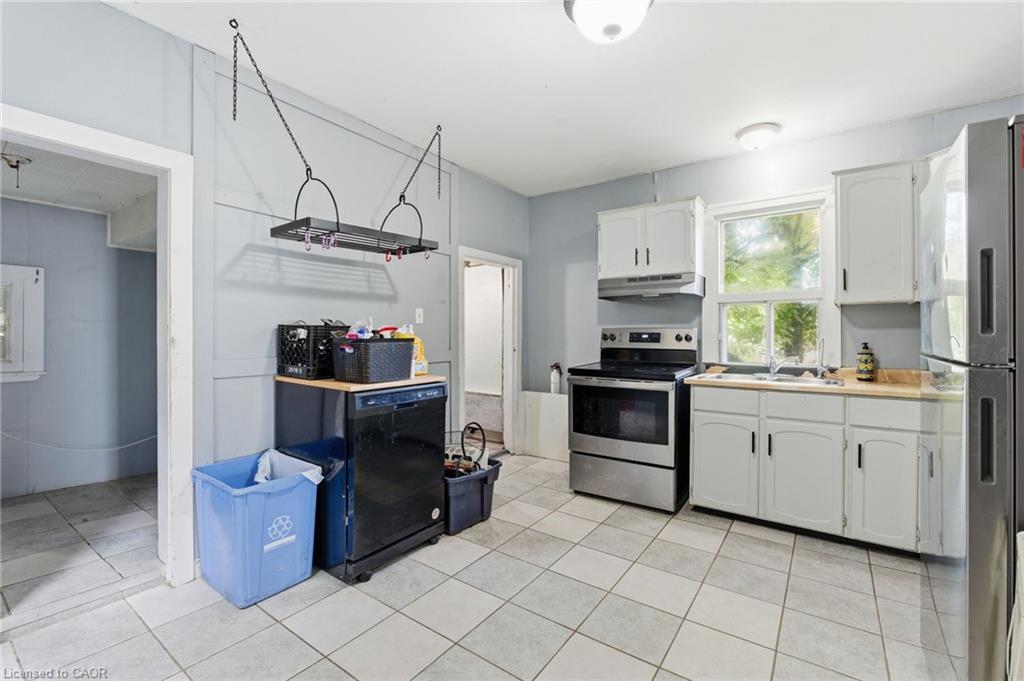 117 Ray Street N, Hamilton, ON - Indoor Photo Showing Kitchen