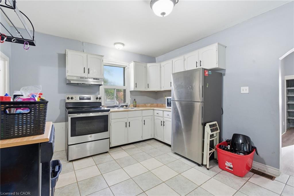 117 Ray Street N, Hamilton, ON - Indoor Photo Showing Kitchen