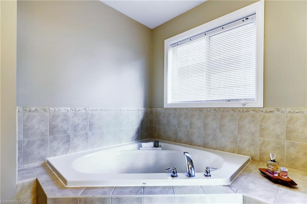 21 Mullin Drive, Guelph, ON - Indoor Photo Showing Bathroom