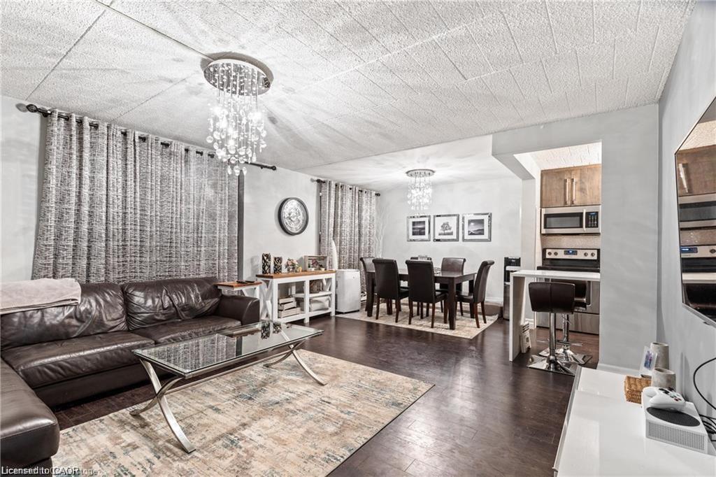 310-6 Walton Avenue, Kitchener, ON - Indoor Photo Showing Living Room