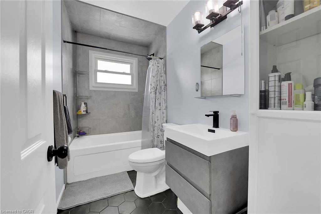62 Knoll Street, Port Colborne, ON - Indoor Photo Showing Bathroom