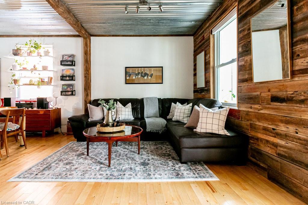 47 Tom Street, Hamilton, ON - Indoor Photo Showing Living Room